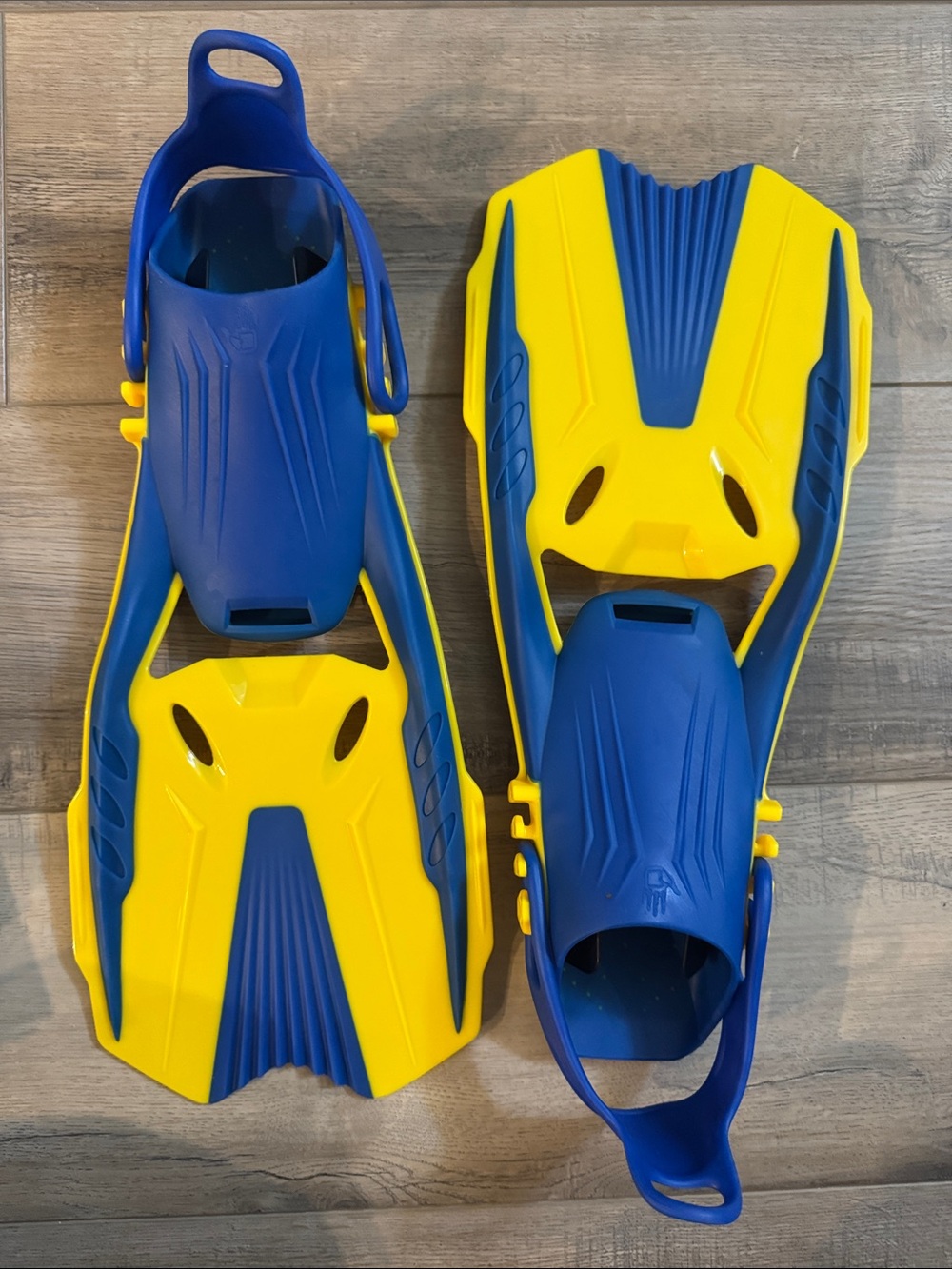 New Youth Swim Fins - Body Glove X/XL Blue and Yellow Adjustable